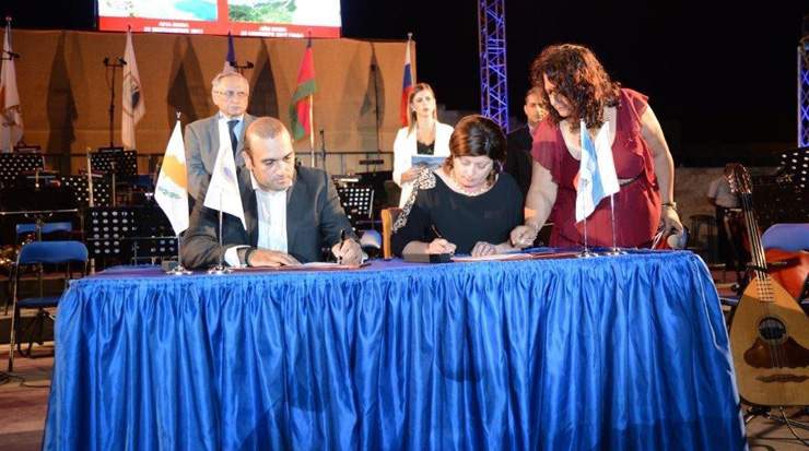 Karoussos and Konstantinova signing the twining partnership protocol