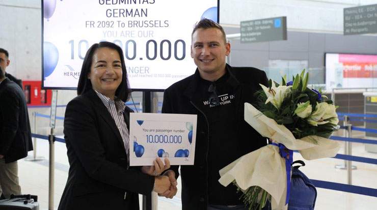 Eleni Kaloyirou, CEO, Hermes Airports and the 10 millionth passenger German Gedmintas