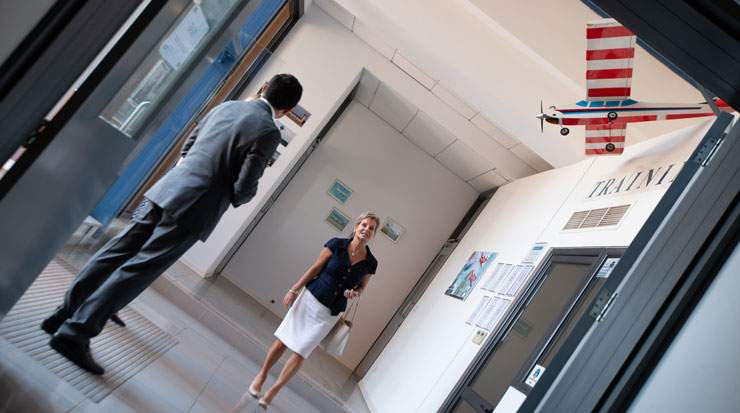 Anastasiadou mentioned that during the summer holiday season, 1,400 flights per 24 hours are served by the Control Centre