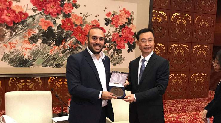 Karousos and Wen exchanged commemorative gifts during their meeting 