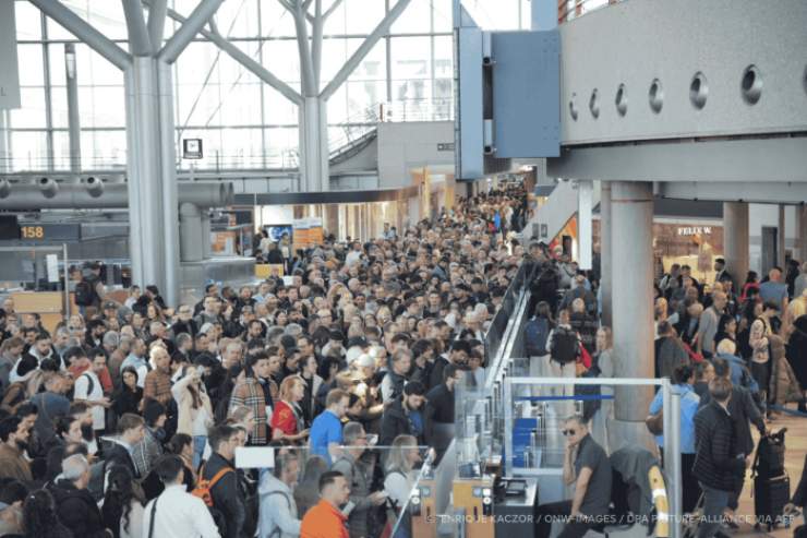 Parliament greenlights rules to extend package traveller protection in cases of unforeseen events.  © Enrique Kaczor/onw-images/dpaVIA AFP 