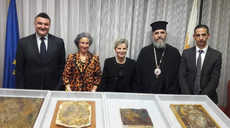 Four wall-painting fragments were handed over to the Cyprus authorities at The Hague 